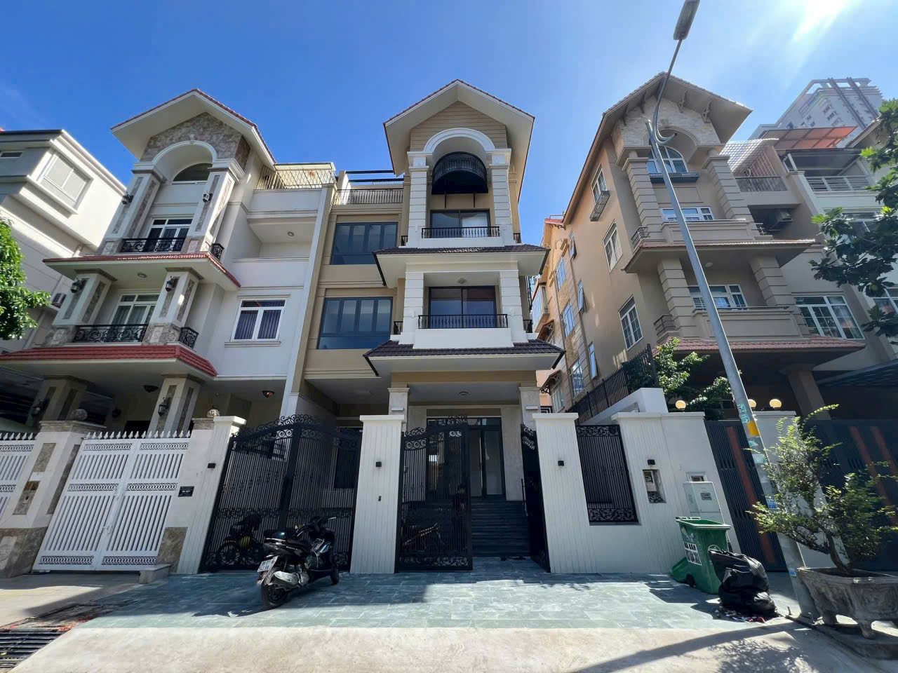 Bán Biệt Thự Him Lam Quận 7 – Đường Số 8, Diện Tích 10x20m, Hồ Bơi & Thang Máy